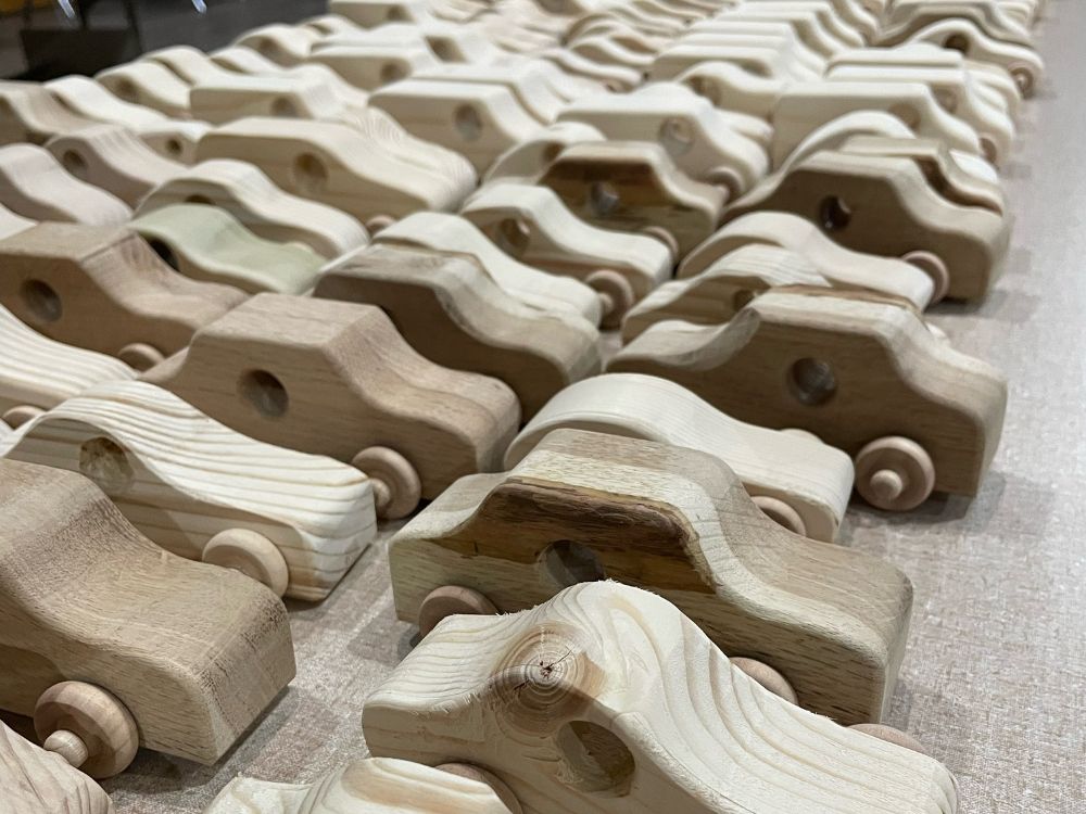For 25 years, DuPage
Woodworkers has made
and distributed wood
toys through charitable
organizations.